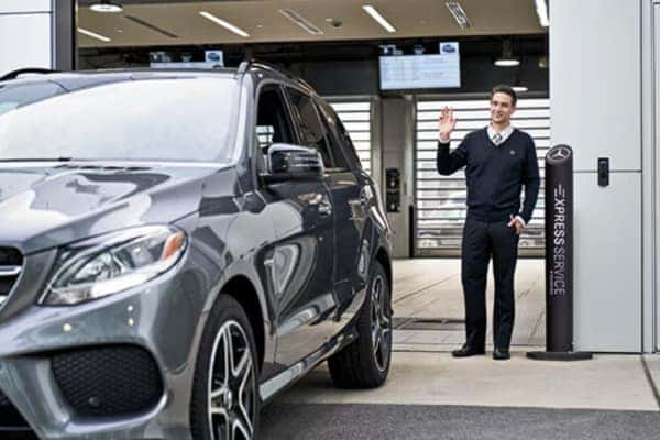 Mercedes-Benz service technician at work