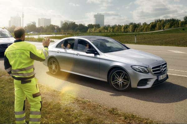 A Benzel-Busch roadside assistance specialist helping a Mercedes-Benz driver